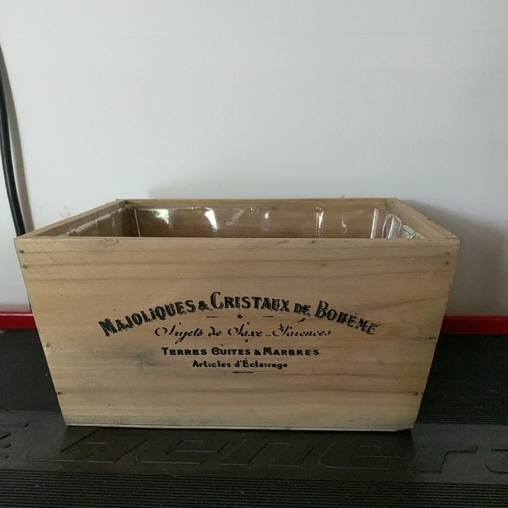 Planter box with liner